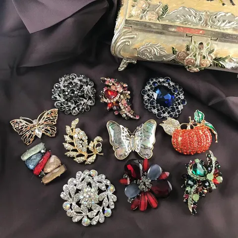 Vintage Baroque Fashion Brooch Zinc Alloy Rhinestone Inlaid Elegant Dress Suit Accessories For Women Men Luxury Jewelry Gift
