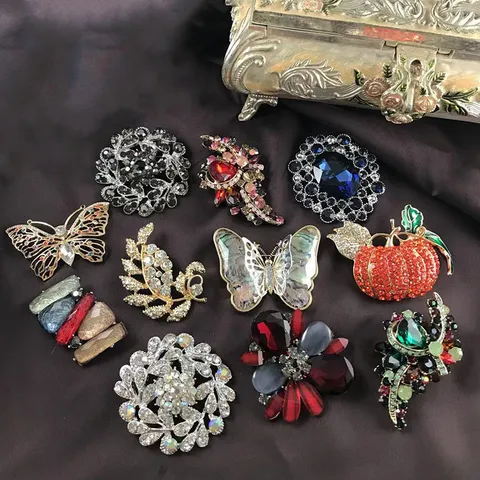 Vintage Baroque Fashion Brooch Zinc Alloy Rhinestone Inlaid Elegant Dress Suit Accessories For Women Men Luxury Jewelry Gift