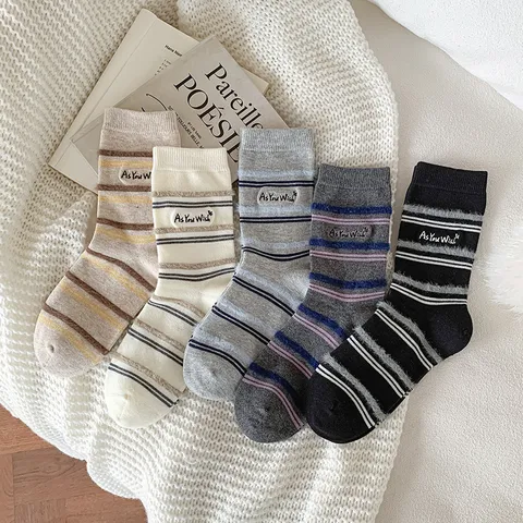 Calze a Metà Polpaccio a Righe Coreane da Donna Calde Ricamo di Lettere in Peluche Stile Ins Autunno Inverno Moda Casual