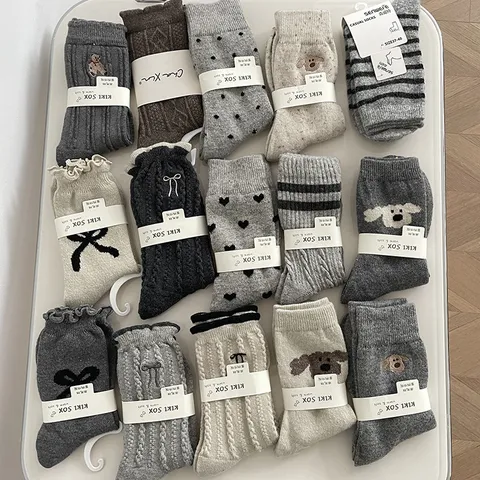 Damen Winter Warm Wollmischung Mittelhohe Socken Süße Cartoon Hund Schleife Herz Retro Thermische Mode Lässige Socken