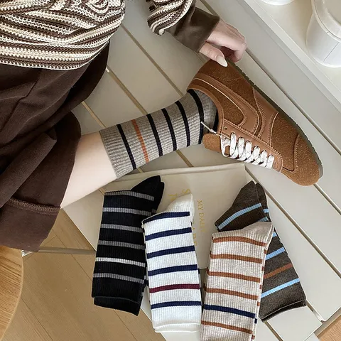 Damen Baumwolle Gestreifte Crew Socken Koreanischer Stil Minimalistische Doppelnadel Gestrickte Wadenhohe Socken Feuchtigkeitsableitende Alltagssocken