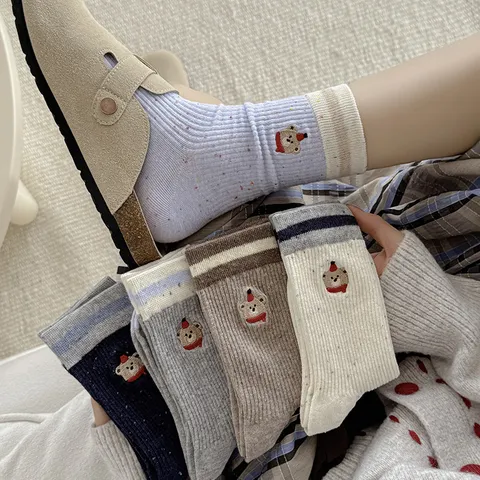 Damen Süße Cartoon Bär Stickerei Wadenlange Socken Herbst Winter Japanischer Stil Kontrastbündchen Baumwollmischung Socken