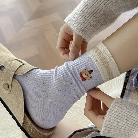 Damen Süße Cartoon Bär Stickerei Wadenlange Socken Herbst Winter Japanischer Stil Kontrastbündchen Baumwollmischung Socken