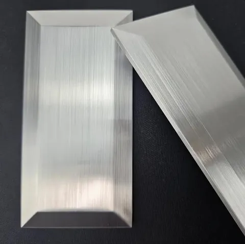 Piastrelle da Parete 3D Texture Metallo PVC Spazzolato Autoadesivo Impermeabile Antiolio Adesivi Mattoni per Cucina Bagno Fai da Te