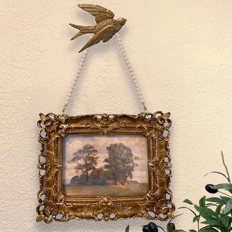 European Vintage Resin Photo Frame Luxury Court Embossed Carving Picture Frame Tabletop Ornament Bedroom Living Room Art Craft Decor Home Gift