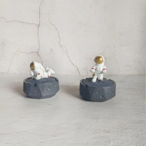 Creative Astronaut Resin Statue Desk Ornament Modern Light Luxury Space Figure Home Living Room Table Decor Crafts Gift