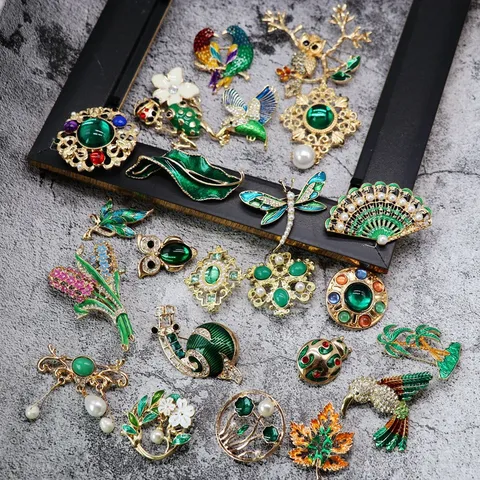 Vintage Zinc Alloy Enamel Green Plant Animal Brooch For Women Gold Rhinestone Artificial Pearl Pin Scarf Buckle Wedding Party Jewelry Gift