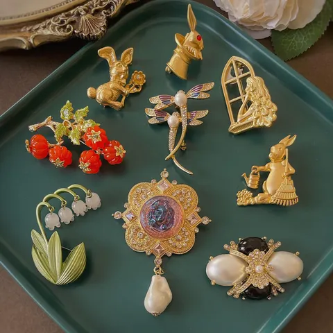 Broche de Esmalte Barroco Vintage Para Mujer Insignia Elegante Estilo Palacio Conejo Lirio Libélula Joyería de Perlas