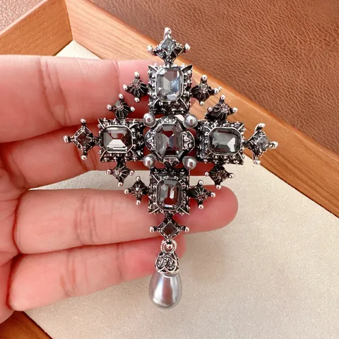 Vintage British Cross Brooch For Women With Black Rhinestones And Grey Drop Artificial Pearl Antique Silver Alloy Classic Baroque Corsage Lapel Pin Jewelry