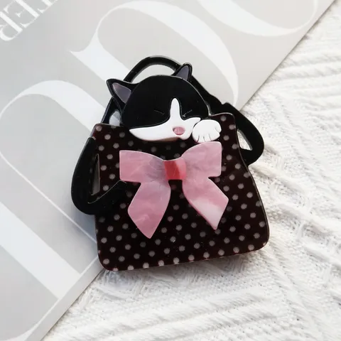 Broche de Acrílico de Gato en Cesta de Dibujos Animados Creativos para Mujeres Hombres Lindo Pin de Gatito Animal Con Lazo Rosa Accesorios de Ropa