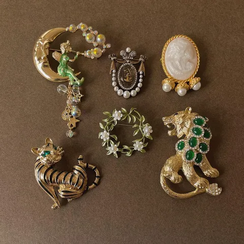 Vintage Baroque Fairy Tassel Brooch Pin Classic Palace Style Animal Cat Leopard Cameo Relief Zinc Alloy Jewelry Unisex