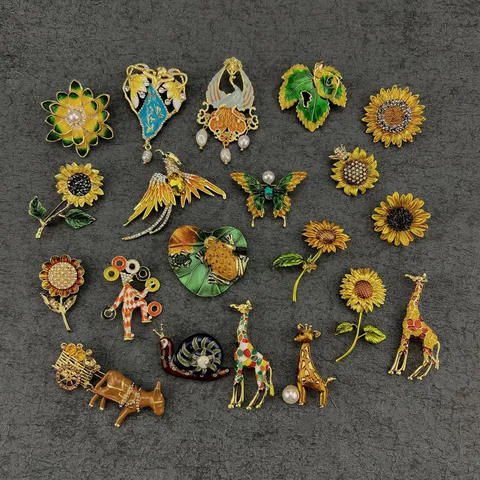 Vintage Baroque Enamel Brooch Sunflower Animal Pin Alloy Rhinestone Artificial Pearl Jewelry For Women Banquet Party Gift