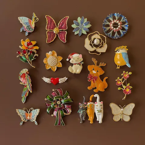 Baroque Vintage Enamel Brooch Pin Butterfly Flower Cat Animal Shape Zinc Alloy Rhinestone Artificial Pearl Lapel Pin Badge