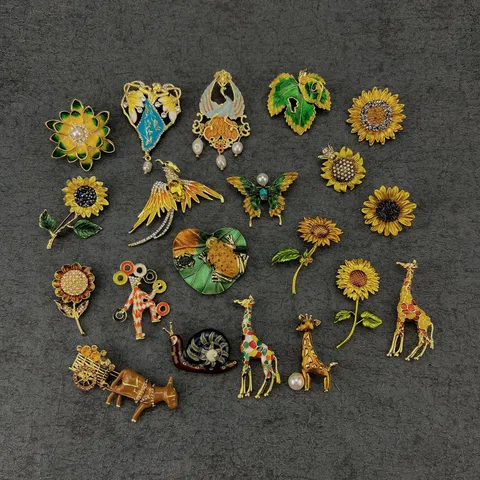 Vintage Baroque Enamel Brooch Sunflower Animal Pin Alloy Rhinestone Artificial Pearl Jewelry For Women Banquet Party Gift