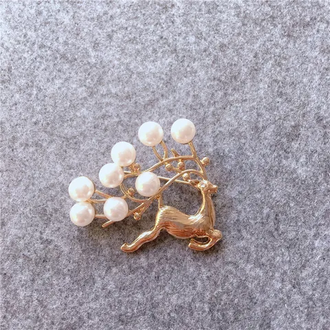 Vintage Gold Color Zinc Alloy Artificial Pearl Rhinestone Brooches For Women Baroque Hollow Out Deer Alice Theme Brooch Pin For Coats Hats