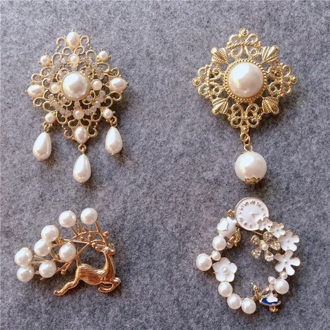 Vintage Gold Color Zinc Alloy Artificial Pearl Rhinestone Brooches For Women Baroque Hollow Out Deer Alice Theme Brooch Pin For Coats Hats