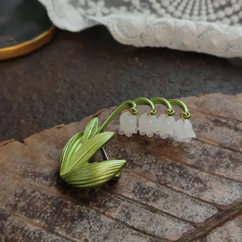 Vintage Palace Style Enamel Lily of the Valley Floral Brooch Pin For Women Zinc Alloy Artificial Pearl Palace Jewelry Gift