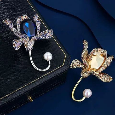 Elegant Vintage Crystal Flower Brooch For Women Zinc Alloy Rhinestone Inlaid Badge Pin Exquisite Suit Jacket Decorative Jewelry Gift