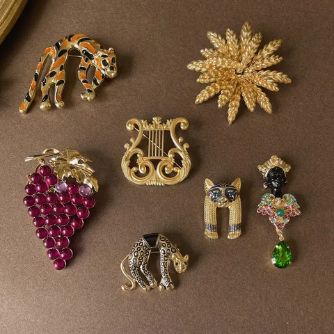 Vintage Baroque Palace Style Enamel Brooch Zinc Alloy Animal Fox Cat Leopard Musical Instrument Brooch For Men Women Suit Accessories Gift