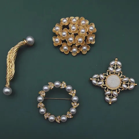 Vintage Legierung Perlen Strass Brosche Pin Literarisch Blumenkranz Kreuz Form Schmuck Zubehör Für Damen Herren Anzug Dekoration