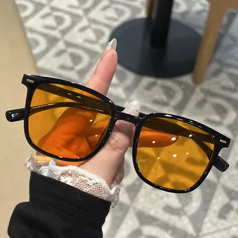 Occhiali da Sole Quadrati alla Moda da Donna Montatura in PC Nera Retrò Protezione UV Occhiali da Sole Decorazioni in Metallo