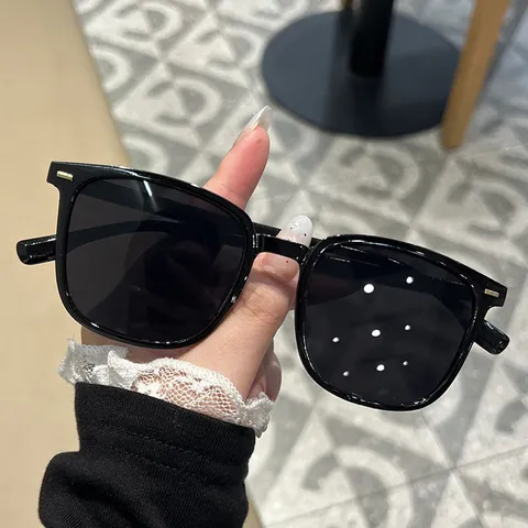 Occhiali da Sole Quadrati alla Moda da Donna Montatura in PC Nera Retrò Protezione UV Occhiali da Sole Decorazioni in Metallo