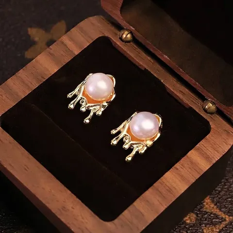 Design Originale Orecchini a Bottone con Perla Naturale Irregolare per Donna Fatti a Mano in Metallo Placcato Oro Liquido Perno in Argento Sterling 925