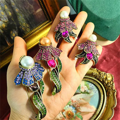 Elegante Spilla Vintage da Donna in Lega di Zinco con Perla Artificiale e Strass a Forma di Fiore Distintivo Retrò Stile Barocco