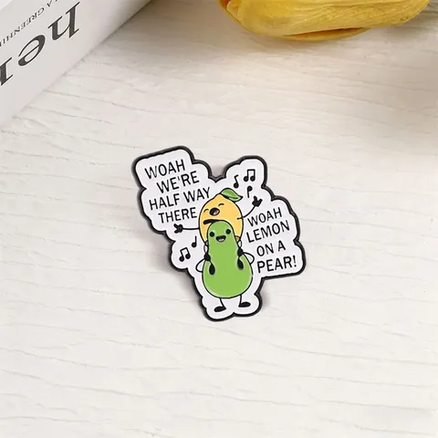 Grappige Citroen Op Een Peer Metalen Brooch Cartoon Fruit Zingen Emaille Badge Parodie Songtekst Reversspeld Tas Accessoires