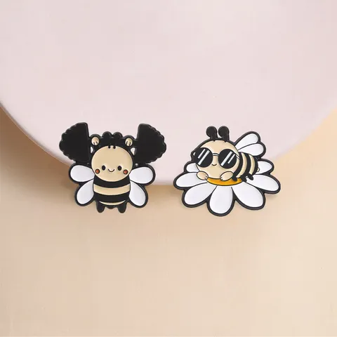 Spilla in Metallo Smaltato a Forma di Piccola Ape Occhiali da Sole Margherita Cartone Animato Distintivo per Decorazione Abbigliamento