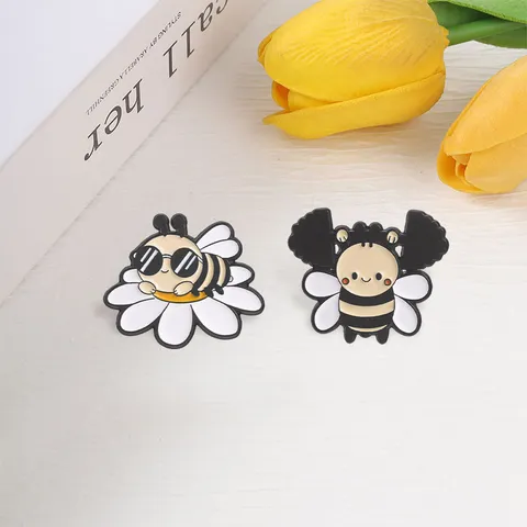 Spilla in Metallo Smaltato a Forma di Piccola Ape Occhiali da Sole Margherita Cartone Animato Distintivo per Decorazione Abbigliamento