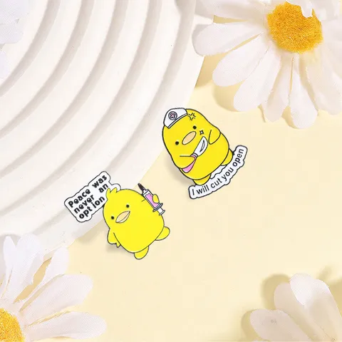 Funny Medical Humor Yellow Duck Enamel Pin Brooch Zinc Alloy Cartoon Surgery Nurse Syringe Lapel Pin For Medical Students School Bag Decoration