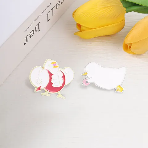 Épinglette en Émail de Canard Blanc à Muscles Drôle Broche en Alliage de Zinc de Canard Mordant Un Anneau Mignon Badge d'Animal de Dessin Animé