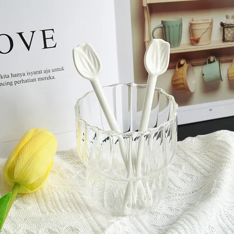 Cuillère en Céramique Créative en Forme de Tulipe Cuillère à Café Manche Long Cuillère à Dessert Décoration Maison