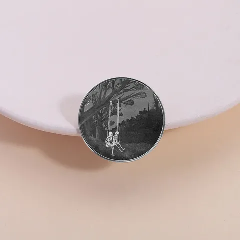 Spilla Rotonda in Metallo Con Scheletro Su Altalena Regalo di Halloween Per Uomo Donna Spilla da Balia Smaltata in Stile Gotico