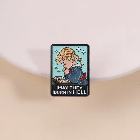 Broche en Émail Humour Noir Fille qui Prie May They Burn In Hell Badge en Alliage de Zinc Accessoires Gothique Punk Bijoux