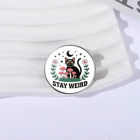 Spilla Rotonda in Smalto a Forma di Gatto a Tre Occhi e Fungo con Scritta Stay Weird in Lega di Zinco per Zaino Gioielli Unisex