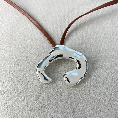 Collana con Pendente a Forma Umana Astratta Donna Uomo Argento Rame Galvanico Cordino in Pelle Marrone Catena del Maglione