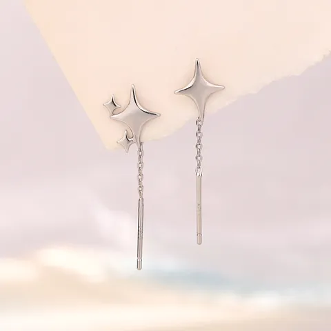 Elegante Asymmetrische Vierzackige Stern Ohrfaden-Ohrringe Für Damen Kupfer Platiniert Minimalistische Kette Drop Ohrringe Modeschmuck
