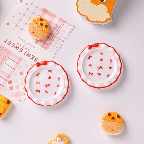 Mini Assiettes en Résine à Pois avec Nœud Maison de Poupée Miniature Alimentaire Bricolage Accessoires de Bijoux Matériaux Artisanaux Jouets Ornements