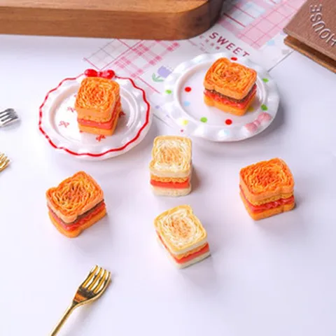 Simulation Miniature Pain Grillé Résine Sandwich Jeu Alimentaire DIY Accessoires de Maison de Poupée Ornement Jouets de Cuisine