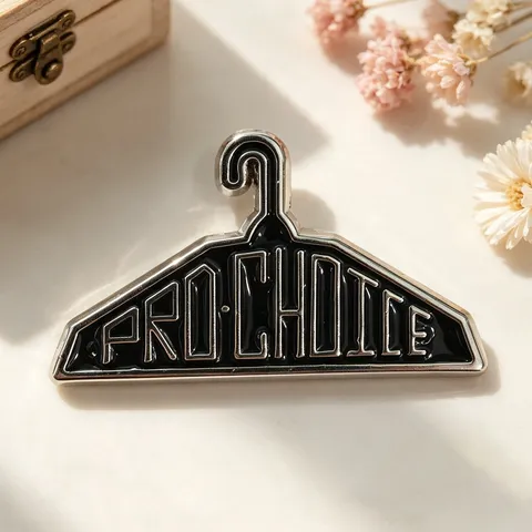 Personalisierte Kleiderbügelform Emaille Brosche Schwarz Silber PRO-CHOICE Buchstabe Reversnadel Legierung Abzeichen Mode Kleidung Accessoires