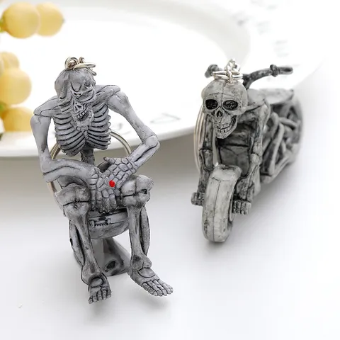 Funny Halloween Skeleton Sitting On Toilet Keychain Novelty Distressed PVC Skull Pendant Key Ring For Backpack Decoration Prank Gift