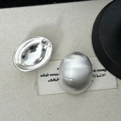 Boucles d'Oreilles Clous Ovales Brossées Rétro Simples pour Femmes Cuivre Plaqué Argent Finition Mate Boucles d'Oreilles Métal Bijoux de Mode