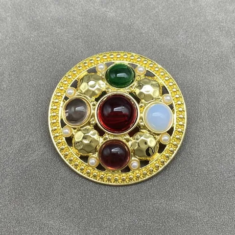 Niche Design Round Metal Brooch Vintage Hammered Texture Multi-Color Rhinestone Artificial Pearl Pin For Women Suit Coat Jewelry