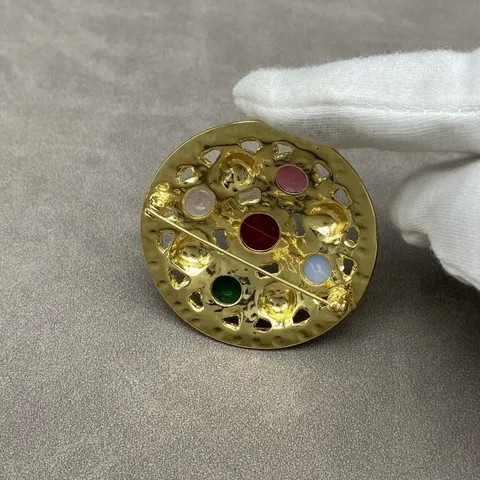 Niche Design Round Metal Brooch Vintage Hammered Texture Multi-Color Rhinestone Artificial Pearl Pin For Women Suit Coat Jewelry