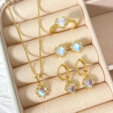 Herzform Künstlicher Mondstein Schmuckset 18K Vergoldetes Kupfer Herz Ohrstecker Verstellbarer Ring Für Damen Zirkonia Akzente Geschenk