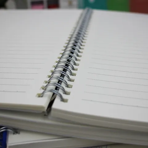 Minimalist B5 Spiral Bound PP Notebook Thick Wood Pulp Paper Student Journal Diary With Elastic Strap Office Stationery