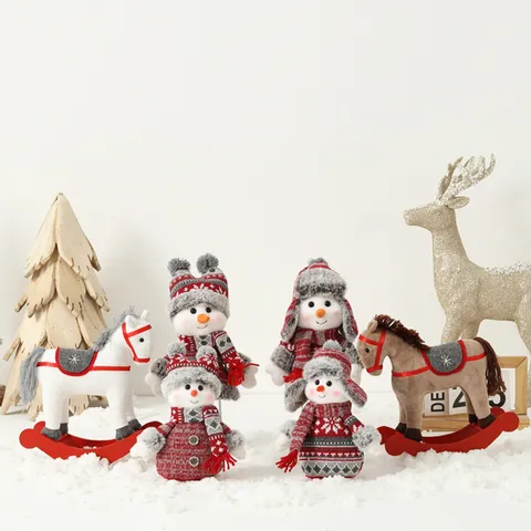 Poupée en Peluche Bonhomme de Neige de Noël Avec Chapka Style Nordique Tissu Tricoté Bonhomme de Neige Rétractable Cheval à Bascule Décoration