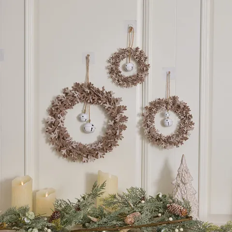 Handgefertigter Filz Weihnachts Kranz Mini Hängende Dekoration Mit Schleife Glocke Für Feiertag Wand Tür Baum Party Deko
